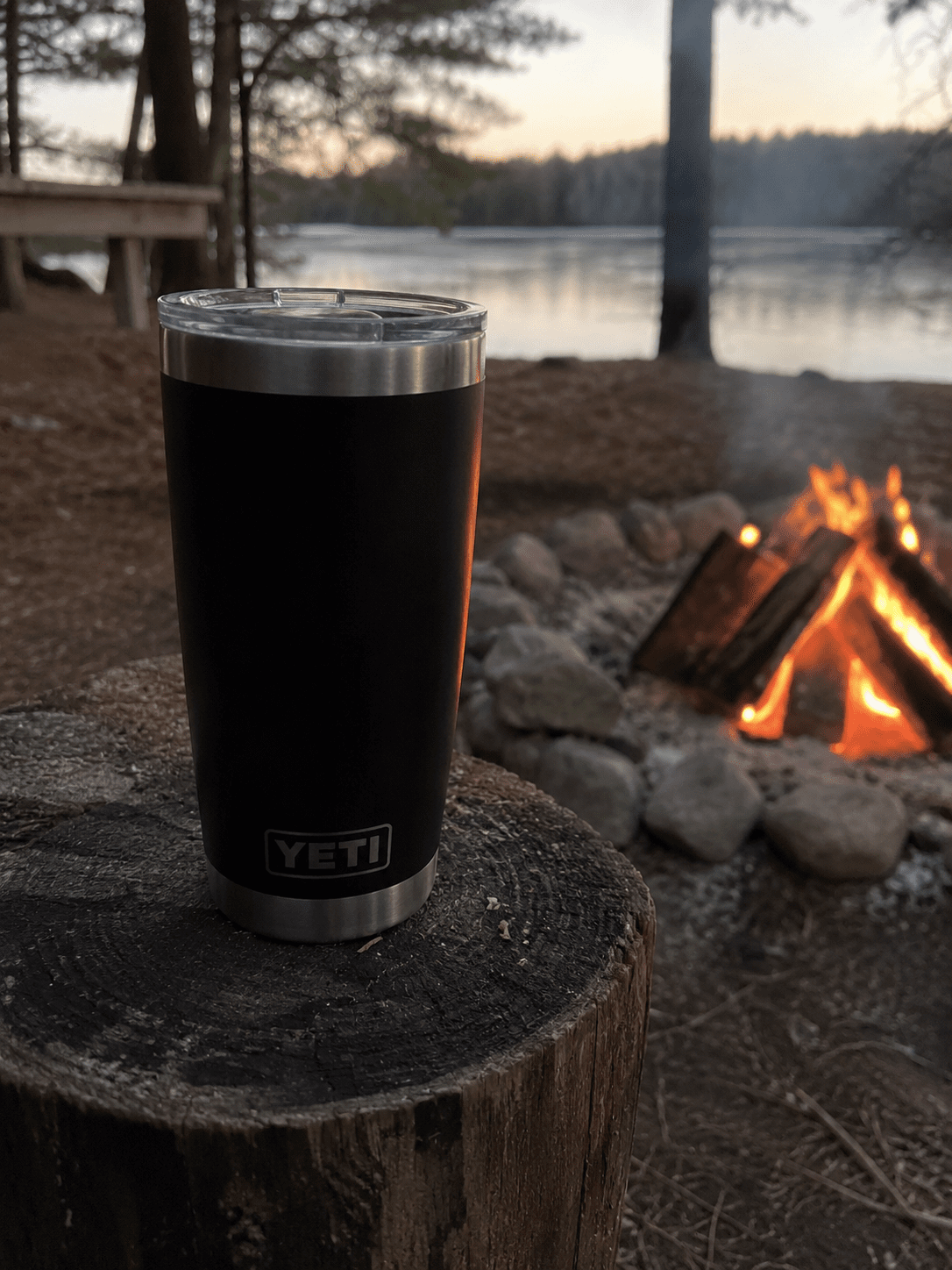 yeti 20 oz tumbler sitting fireside